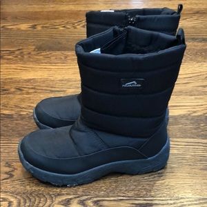Snow boots! Only worn 2x. Black